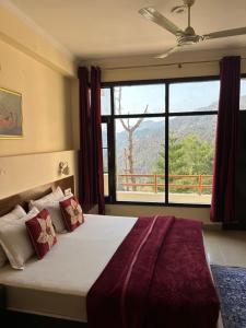 Couple friendly Deluxe Rooms Kasauli Hills Kumarhatti