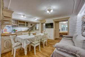 Royal Garden Suite - Happy Rentals 