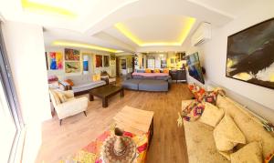 Elegant & Cozy Retreat Home, City Center Gem by the Seaside, Steps from the Tram