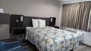 Queen Room - Non-Smoking room in Motel 6-Victoria TX