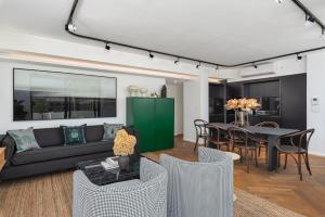 Central city penthouse with exquisite views