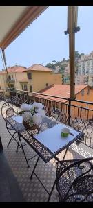 APPARTAMENTO DELIZIOSO CON TERRAZZO IN CENTRO-DELICIOUS APARTMENT WITH TERRACE