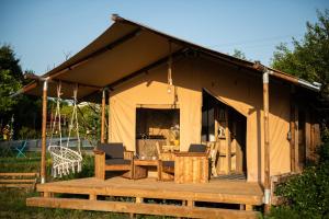 Lodges La Jolie Longere Fleurie Lodge avec piscine et jardin : photos des chambres