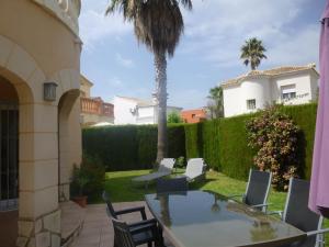 Chalet con jardín y piscina a 30m del mar