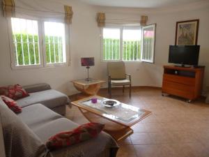 Chalet con jardÃn y piscina a 30m del mar