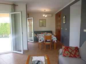 Chalet con jardÃn y piscina a 30m del mar
