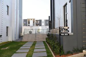 Elcaro Luxury Villas - Urban Taupe 1