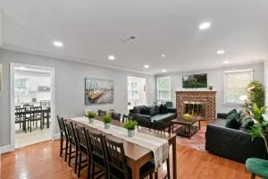 Stately 5BR Historic Retreat - CozySuites - Jefferson Park