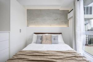 Furnished Studio in Avida Towers Riala, Cebu IT Park with Amazing Mountain View, Fast WiFi, Netflix, Pool and More