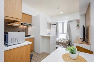 Furnished Studio in Avida Towers Riala, Cebu IT Park with Amazing Mountain View, Fast WiFi, Netflix, Pool and More