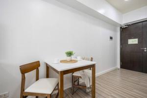 Furnished Studio in Avida Towers Riala, Cebu IT Park with Amazing Mountain View, Fast WiFi, Netflix, Pool and More