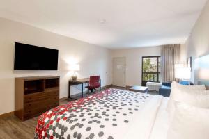 King Room - Smoking  room in Econo Lodge Inn & Suites Foley-North Gulf Shores