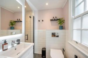 2-Bedroom Harry Potter-Inspired House - Sleeps 6