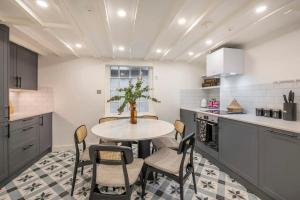 2-Bedroom Harry Potter-Inspired House - Sleeps 6