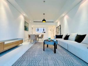 Manzil - 2BR Home with Waterfront Views in Palm