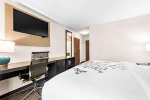 Standard Queen Room - Non-Smoking room in Rodeway Inn