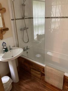 Holmedale Cottage with outdoor terrace in the heart of Robin Hoods Bay