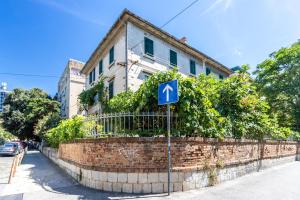 Traditional Dalmatian apt 3 min walk to beach