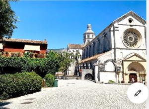 Casette rosse nel borgo medievale di Fossanova