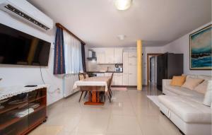 2 Bedroom Stunning Apartment In Medulin 