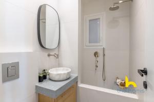 Romantic Nest with Electrical Fireplace near Acropolis