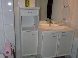 Studio avec Loggia, Terrasse & Parking Privé en Centre-Ville, Proche Plage - FR-1-328-99