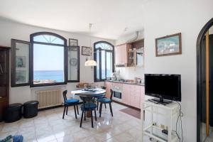 Wonderful flat by sea chez Monique