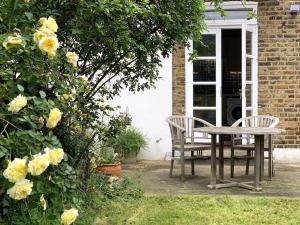 Pretty 2 bed garden apartment zone 2