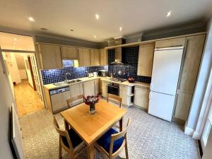 Pretty 2 bed garden apartment zone 2