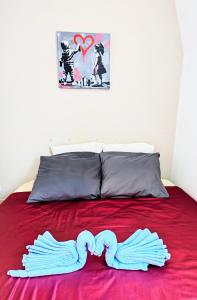 Sejours chez l'habitant Chambre tout confort et sympa ! Et nuit calme surtout ! a pied , 5min de la gare ! de la cathedrale ! et des bords de Loire ! localisation top ! MAIS merci de BIEN lire ma presentation personelle, car le site impose la sienne, lire jusqu'a section profil : photos des chambres