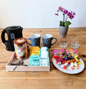 Sejours chez l'habitant Chambre tout confort et sympa ! Et nuit calme surtout ! a pied , 5min de la gare ! de la cathedrale ! et des bords de Loire ! localisation top ! MAIS merci de BIEN lire ma presentation personelle, car le site impose la sienne, lire jusqu'a section profil : photos des chambres