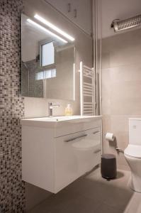 Erato Cosy Apartment by Home SH