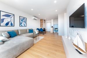 Luxury Adria Sea City & Whirpool, Mountain View Apartment