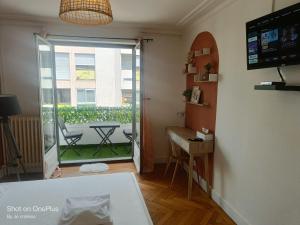 Sejours chez l'habitant Belle chambre d-hote avec balcon prive - 3 mins gare Annemasse - Geneve acces direct : photos des chambres