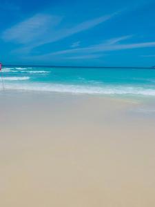 Apartamento incrível em Cabo Frio com localização privilegiada ao lado da praia do forte!