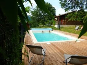 chalet bleu 6 personnes avec piscine partagée à 6 chalets à chalets d'arbres - Berzème