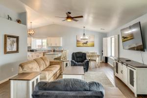 Private Hot Tub Show Low Home 3 Mi to Lake