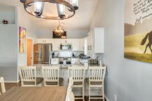 Private Hot Tub Show Low Home 3 Mi to Lake