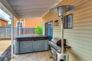 Private Hot Tub Show Low Home 3 Mi to Lake