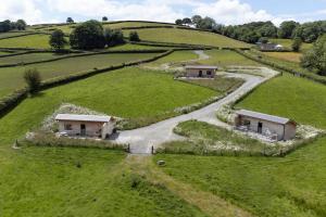 Birch Banc Retreats - Glyn-Haul, New Enc Decking