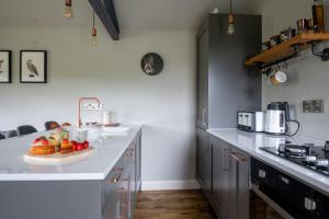 Birch Banc Retreats - Glyn-Haul, New Enc Decking