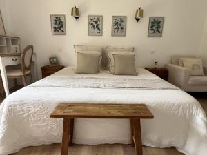 B&B / Chambres d'hotes La Milliere - Chambres d'hotes - Piscine & campagne - Marie-Anne & Marie-Adelaide : photos des chambres