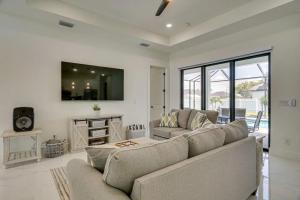 4 bedrooms Fenced yard Pool tvs inrooms