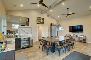 Green Bay Getaway Near Lambeau Field and Resch! - 阿施瓦贝农