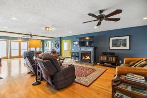 Sunset Haven - Lakeside Retreat in GOTL