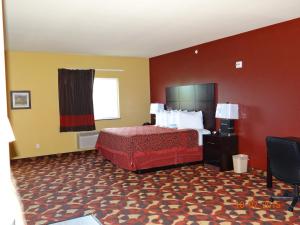 King Room - Non-Smoking room in Days Inn & Suites by Wyndham El Dorado