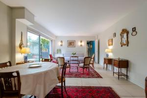 Veeve - The Garden of La Muette