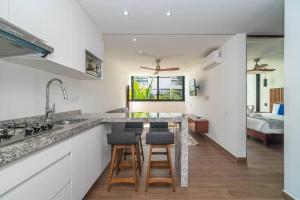 1 BD Luxury Suite with Balcony in trendy La Veleta