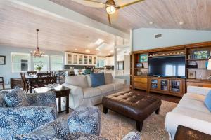 All Decked Out- Beach, 3 levels of decks plus Pool Table