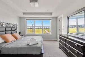 Large House Near Calgary Airport with Central AC, Double Car Garage Parking, Free Banff Access, Netflix, Sleeps 8 - Dalroy